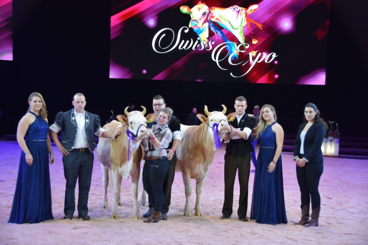 Champion bei den Simmentalern wurde Lorado Evolene (links) von Laura und Christian Wüthrich, Court BE. Reserve wurde hier Habicht Fabienne von David und Lukas Mani, Schwenden BE.