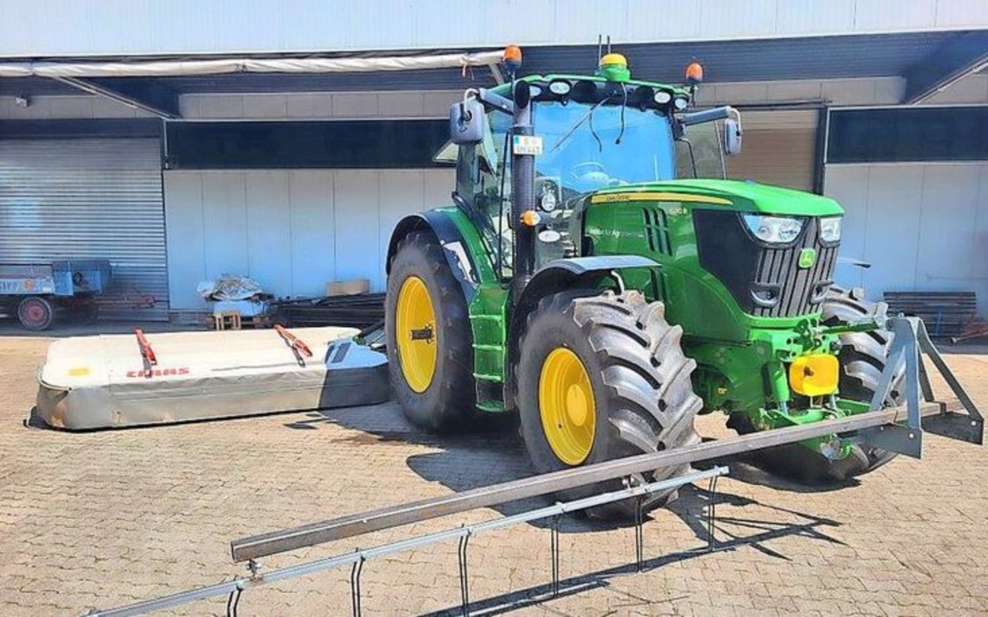 Die Zinken am Metallstab dringen tief in den Grasbestand und scheuchen so Insekten auf.