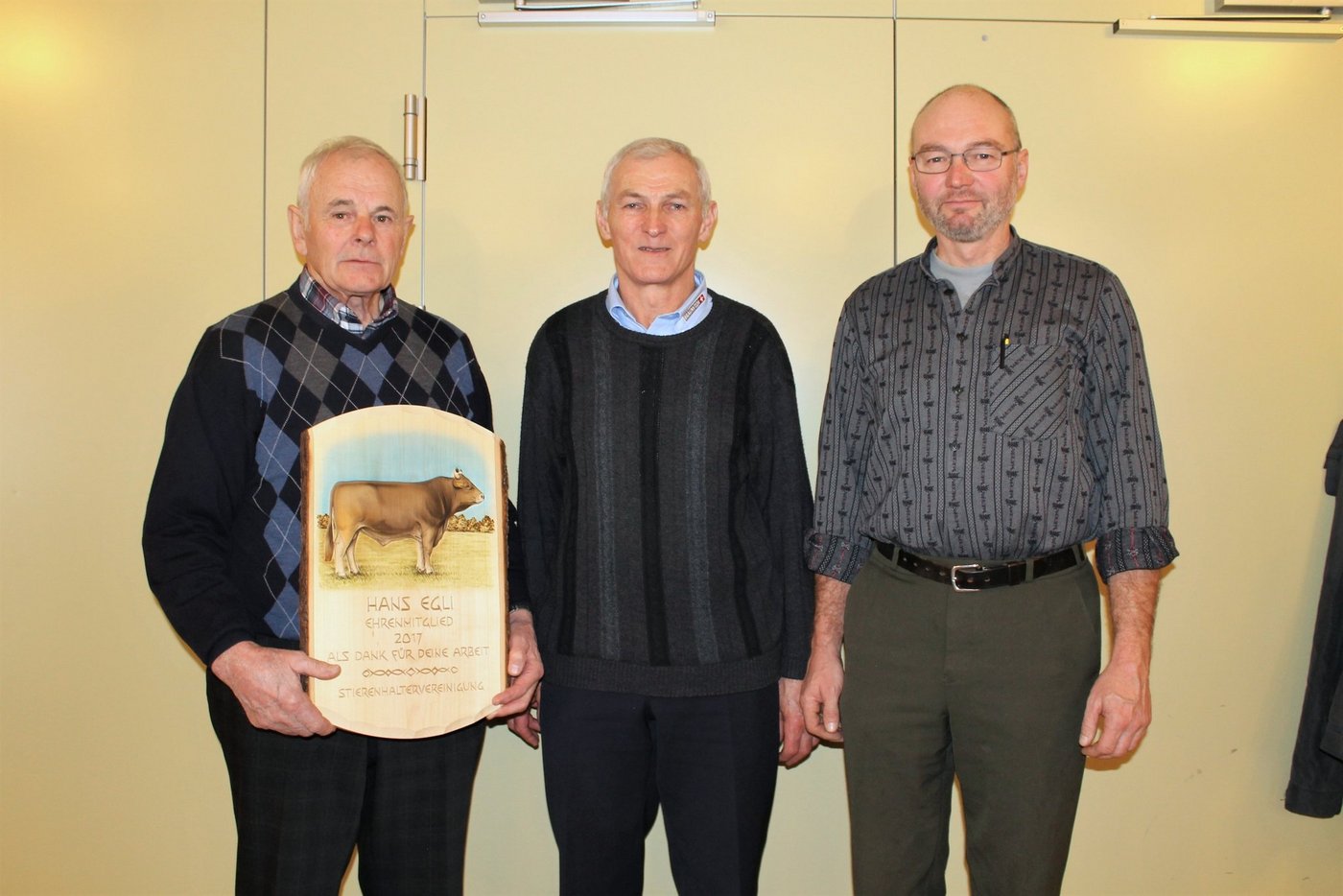 Präsident Franz Winterberger mit Hans Egli (links) und dem neuen Geschäftsführer Ernst Brunner (rechts). (Bild Reto Betschart)