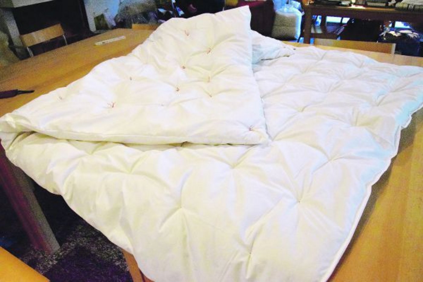 Das Wollduvet ist fertig und sieht mit den roten Knöpfen hübsch aus.