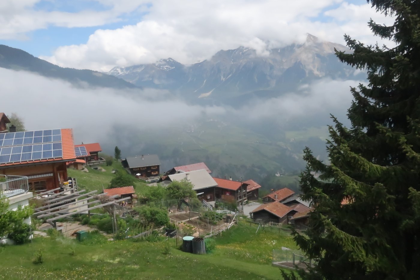 Blick aufs Dorf Mutten GR.