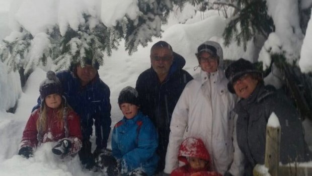 Mirka Lötscher (weisse Jacke) und Dario (rote Jacke) genossen mit ihrer Schweizer Familie die Tage im Schnee in vollen Zügen. (Bild zVg)