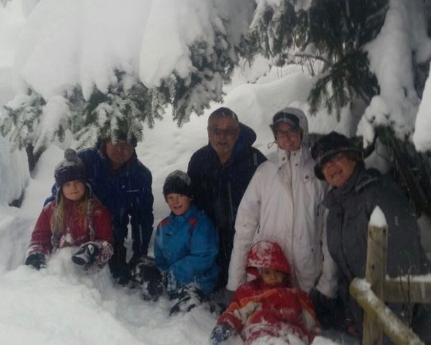 Mirka Lötscher (weisse Jacke) und Dario (rote Jacke) genossen mit ihrer Schweizer Familie die Tage im Schnee in vollen Zügen. (Bild zVg)