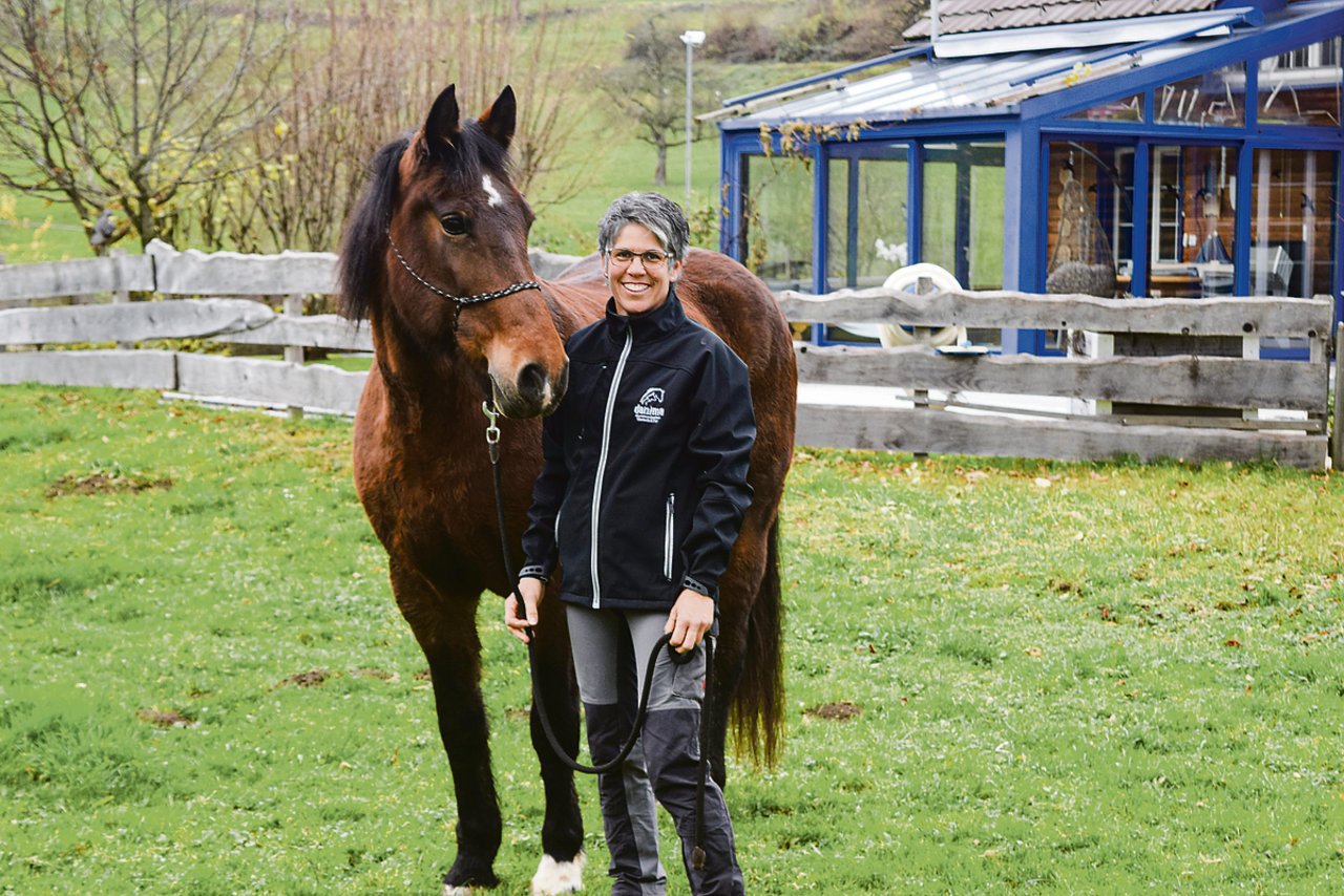 Daniela Marty mit ihrer Stute Lila. «Pferde spiegeln dich zu 100 Prozent wieder», sagt die 49-Jährige.(Bild Stefanie Giger)