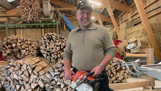 Die Motorsäge brauch Die Motorsäge brauche er nur selten, sagt Werner Koller. Er kauft Trämel zu und lässt diese zu Sterbünden verarbeiten. Die Endproduktion der Scheiter erfolgt in seiner Remise.