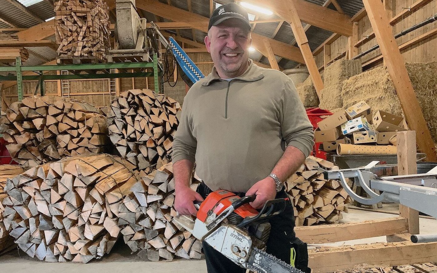 Die Motorsäge brauche er nur selten, sagt Werner Koller. Er kauft Trämel zu und lässt diese zu Sterbünden verarbeiten. Die Endproduktion der Scheiter erfolgt in seiner Remise.  