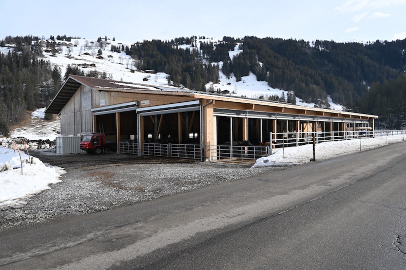 Der neuen Mutterkuhstall ist erst seit dem November fertig. Er wurde leicht abgesenkt, damit er besser in die Landschaft passt. 