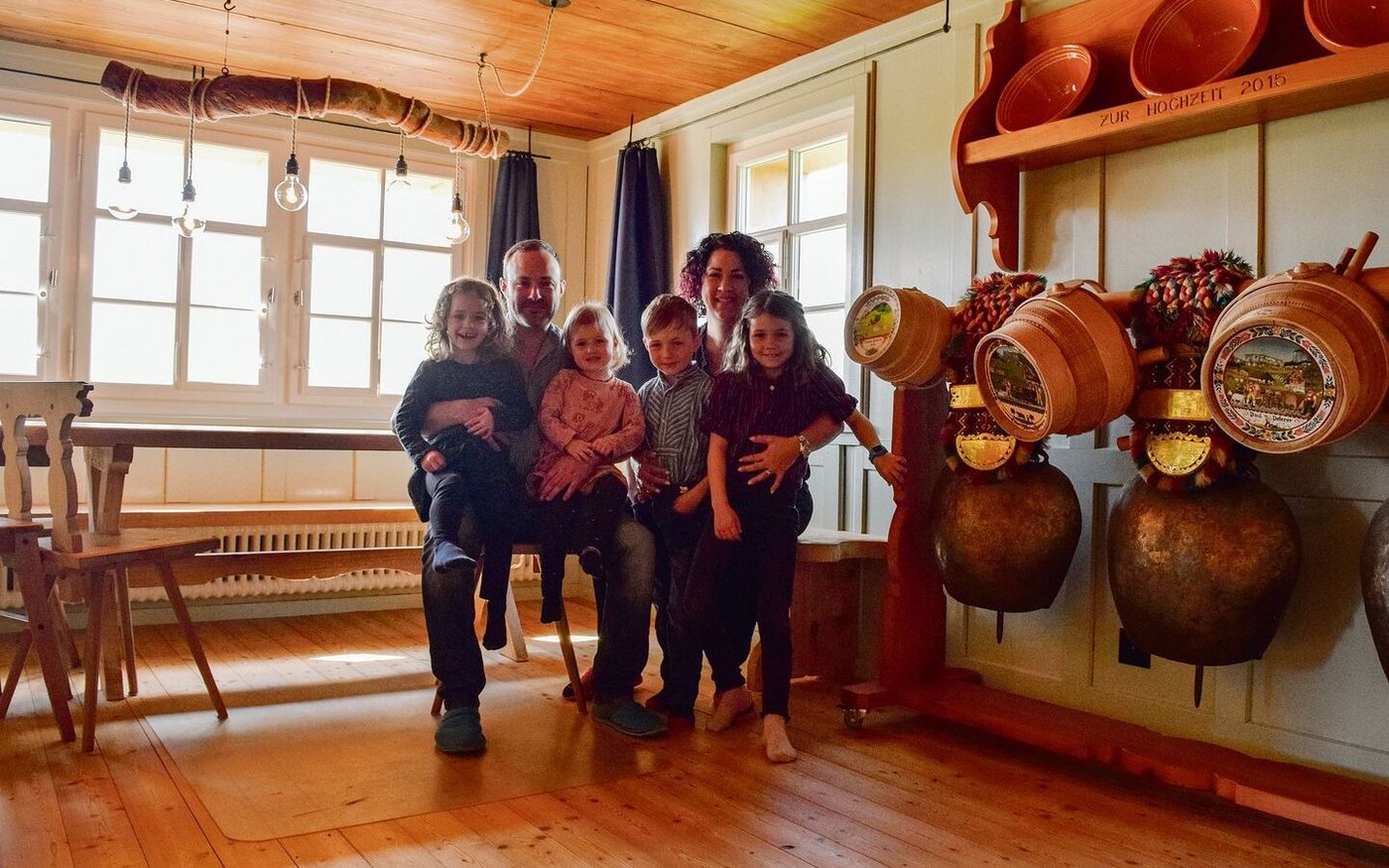 Chläus und Anja Peterer mit Jelin, Samia, Giano und Nora (v. l.).