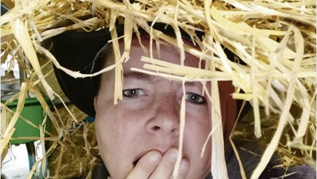 Redaktorin Daniela Joder hat einige Nächte im Stall zugebracht und auf das Fohlen gewartet. (Bild Selfie)