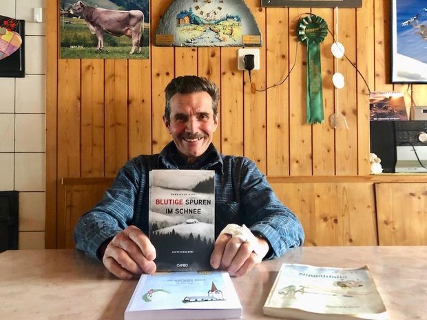 «Blutige Spuren im Schnee» ist Hansjakob Martis drittes Buch. Und der 69-Jährige Bauer hat noch weitere Geschichten in der Pipeline. (Bilder Esther Thalmann)