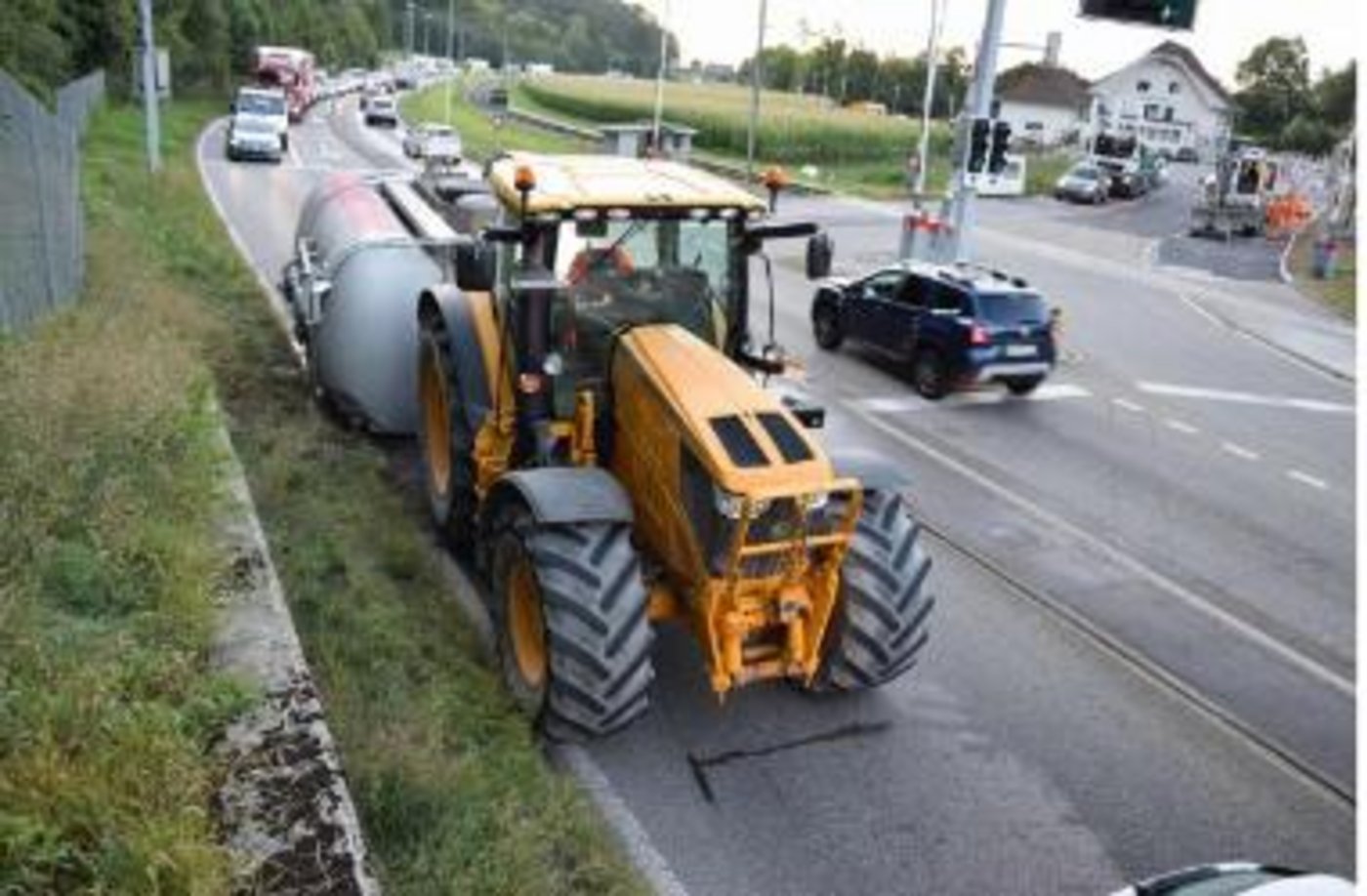 Der mit Wasser gefüllte Tankanhänger kippte nach rechts auf die Fahrbahn. (Bilder Kapo SO)