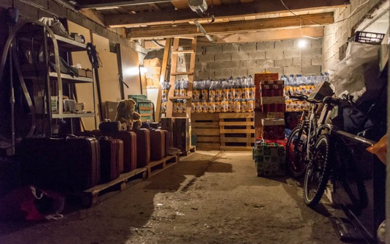 Das vorübergehend gut gefüllte Lager: In der Garage der Familie Petryschyn hat Murri alles vorbereitet, um möglichst vielen Menschen helfen zu können.