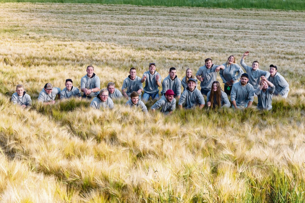 Ob diese Gerste nach dem Foto noch was hergab, ist unklar. Die Landwirt(innen) EFZ der Klasse 3c.