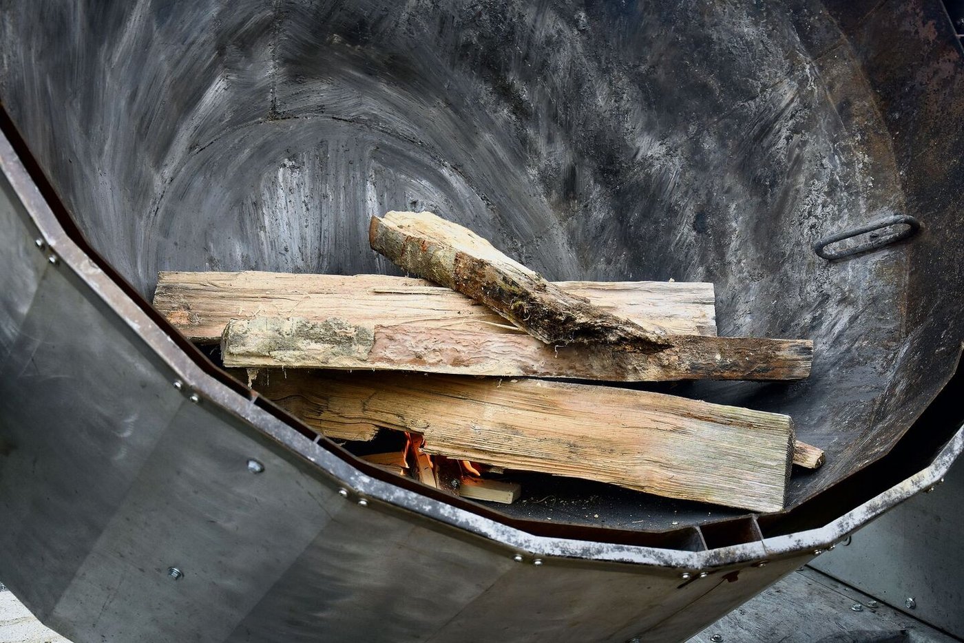 Es folgen grosse Stücke, damit die Gase zirkulieren und gleichmässig verbrennen können. 