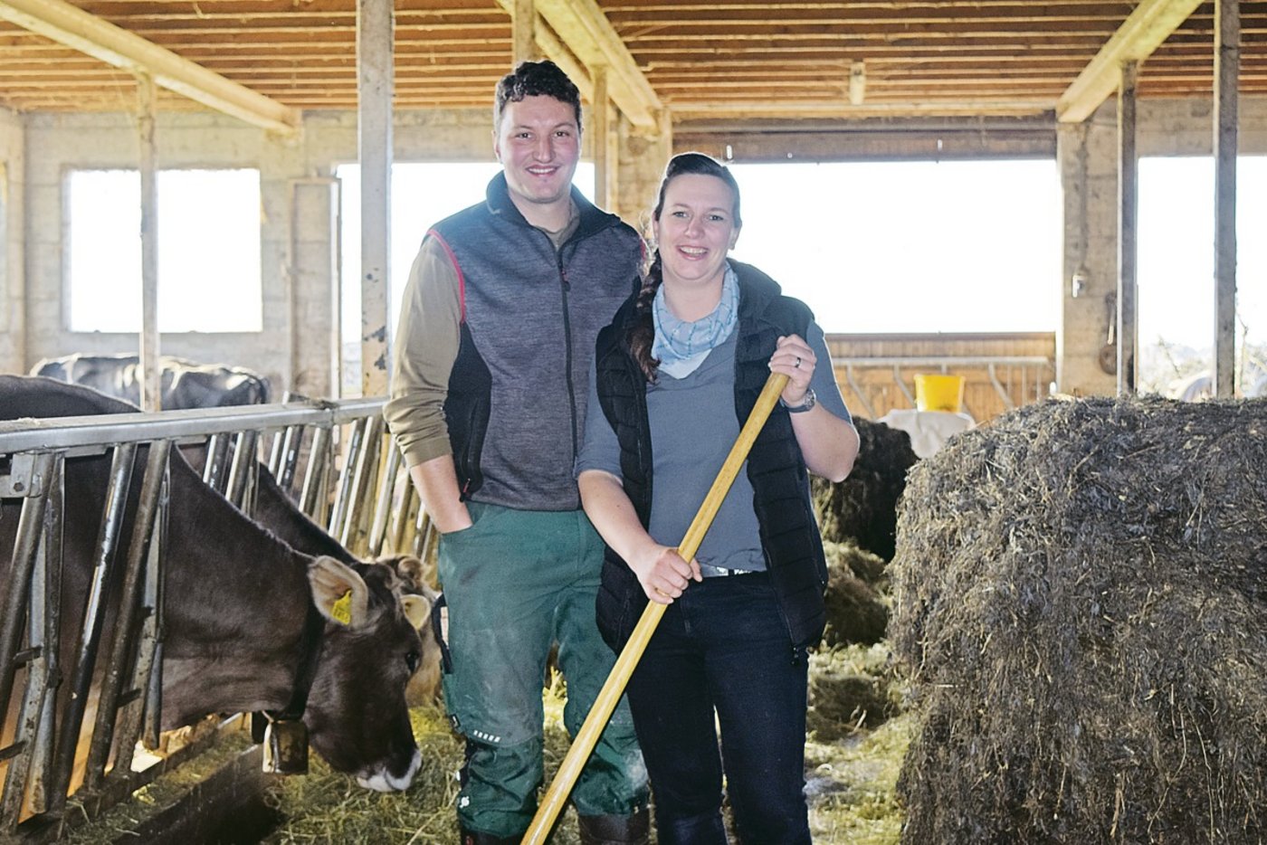 Köbi und Sabrina Schmid im Milchviehstall. Melken war für die Biobäuerin Neuland.