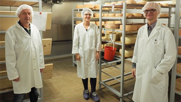 Von links nach rechts: Karl Schafroth, Helena Stoffers, Hans-Peter Bachmann. Die drei Erfinder des neuen Käsereifungsverfahrens im Käsekeller von Agroscope. (Bild Agroscope)