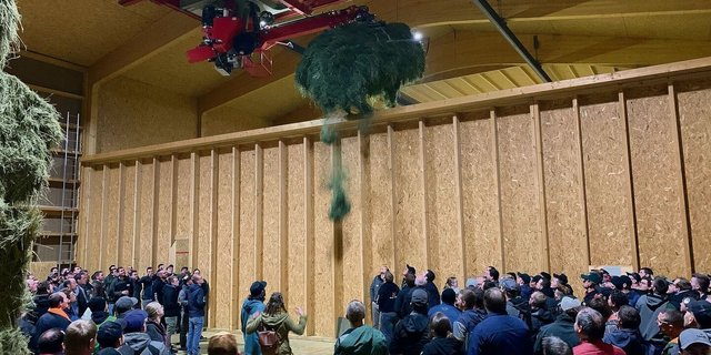 Junglandwirte besichtigen den riesigen deckenlastigen Heustock bei Hubert Estermann. Der Heukran fährt ohne Pilot autonom.  
