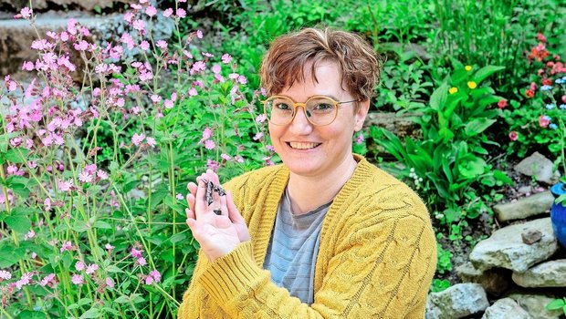 Nicole Heimgartner, die Schmetterlingshebamme, mit einem kürzlich geschlüpften Abendpfauenauge.