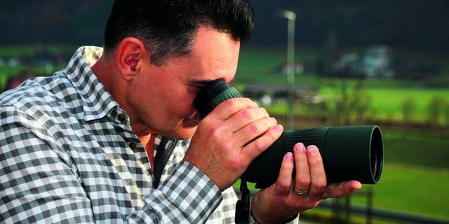 Olivier Riesen testet das neue Fernrohr mit Stabilisator und beobachtet einen Milan.