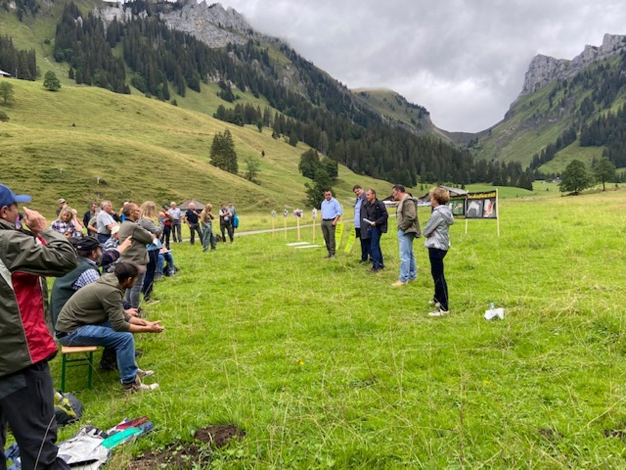 Diskussion vor eindrücklicher Kulisse auf der Alp Grosser Mittelberg im Justistal. (Bild ses)