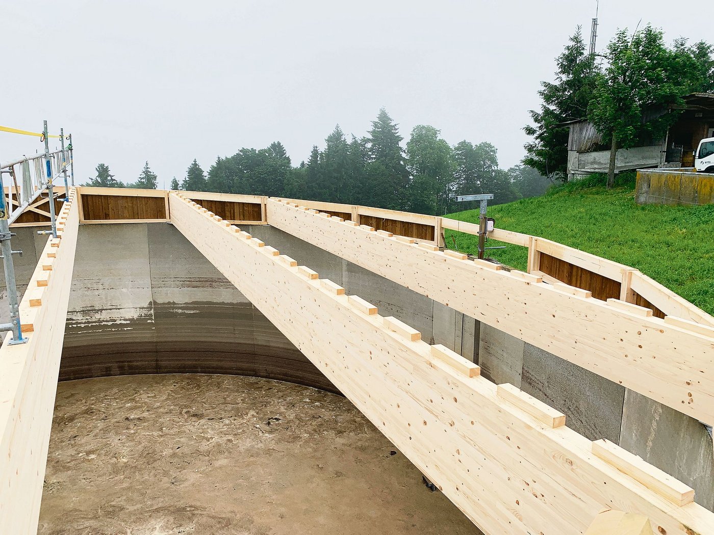 Die verleimten Binder aus Schweizer Holz wurden in der Region gefertigt. 