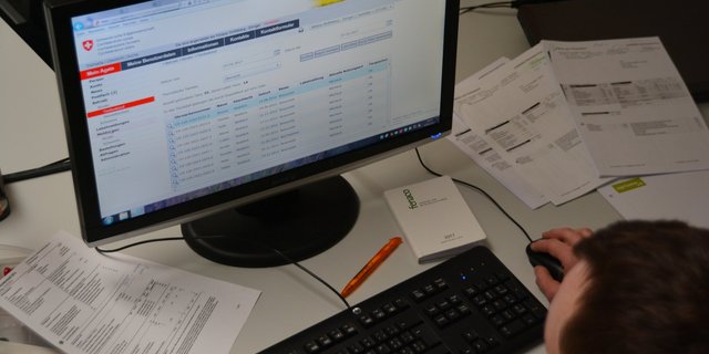 Immer mehr Büroarbeit für Bauern. Die administrative Belastung steigt, weil das Direktzahlungssystem immer ausgeklügelter ist.  Und auch der Kontrollaufwand und harte Sanktionen wegen kleinen Verstössen geben zu reden. (Symbolbild aem)