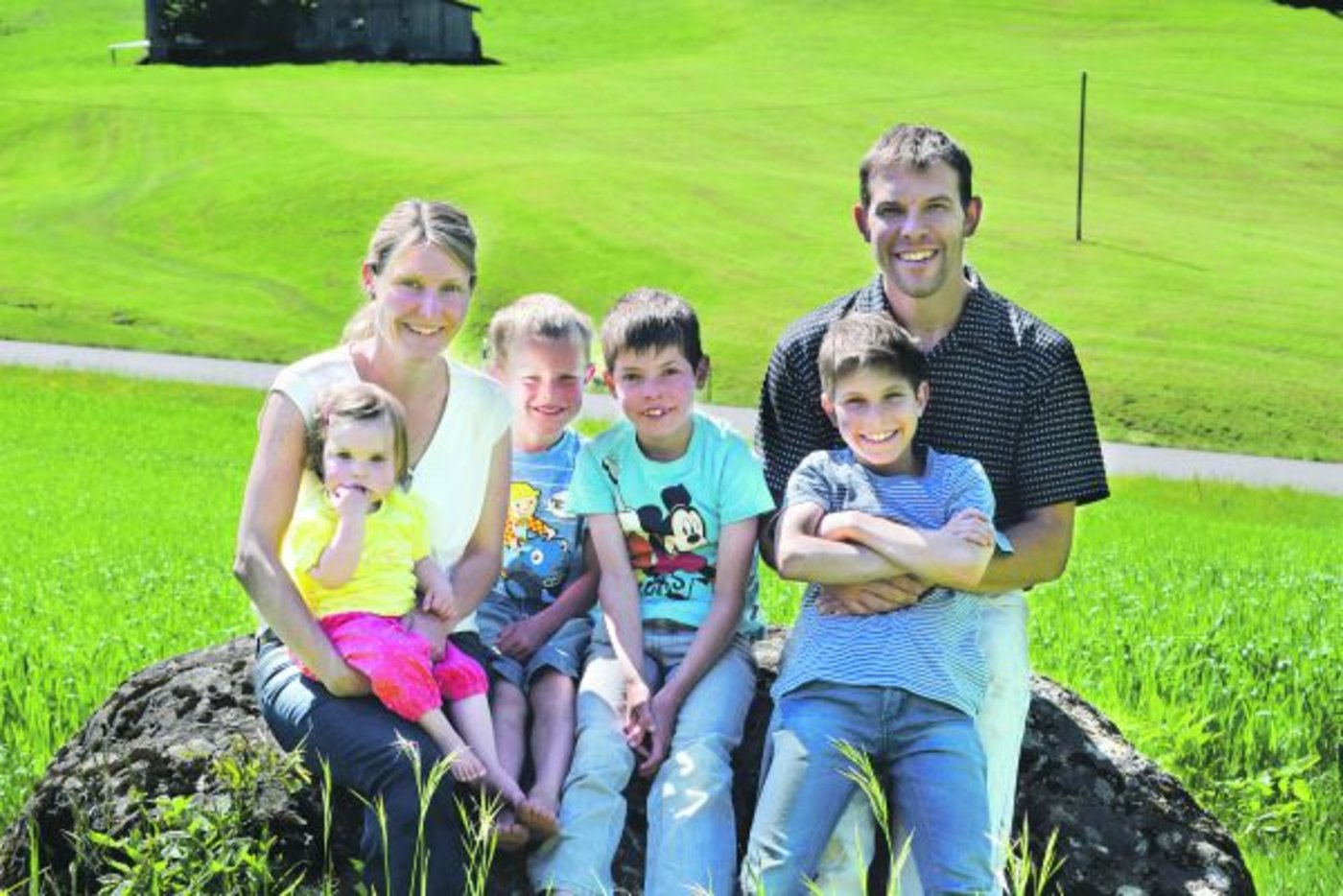 Monika und Christian Müller mit den vier Kindern. (Bilder Stefanie Giger)