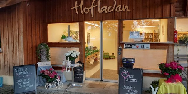 Hier kaufen Kunden gerne ein: Der Eingang ist einladend und freundlich gestaltet. Der Hofladen selber wirkt sauber, hell und aufgeräumt. (Bild Marietta Seeholzer)