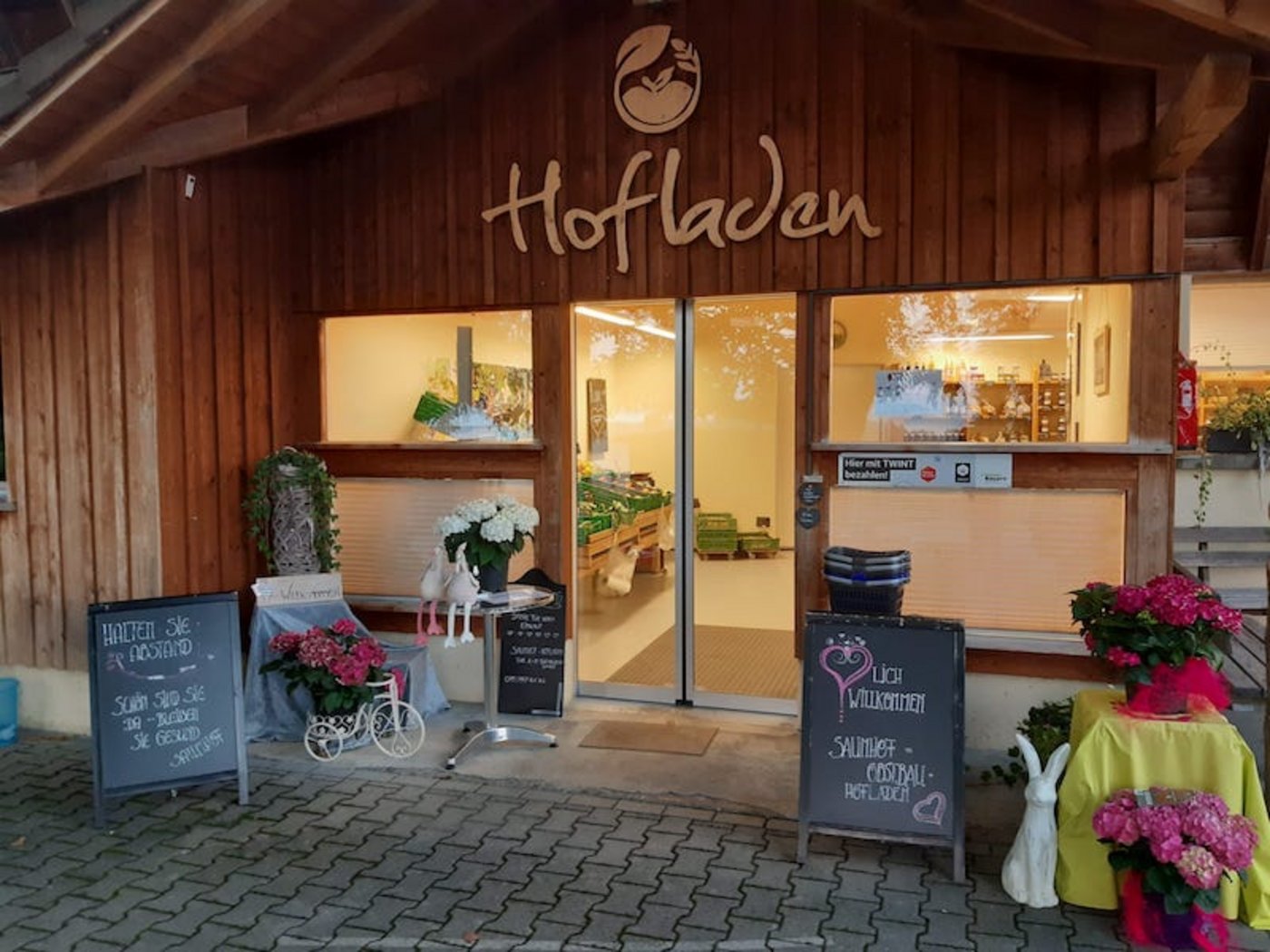 Hier kaufen Kunden gerne ein: Der Eingang ist einladend und freundlich gestaltet. Der Hofladen selber wirkt sauber, hell und aufgeräumt. (Bild Marietta Seeholzer)