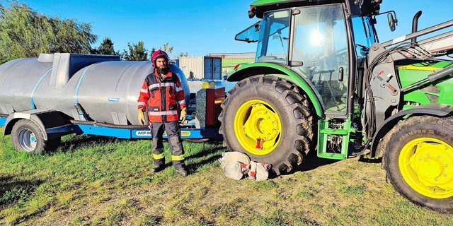 Thomas Siegenthaler in seiner neuen Feuerwehrausrüstung, die ihm Bekannte des Vaters aus der Schweiz gespendet haben. Seinen Löschwagen kann er mit dem Traktor ziehen. 