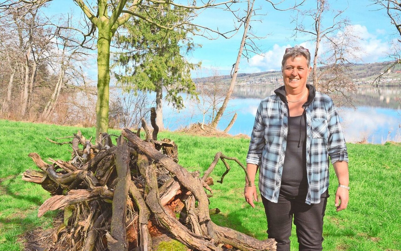 Myriam Lang am Baldeggersee. Der Asthaufen ist ein Strukturelement am Rande der Nussbaumanlage.