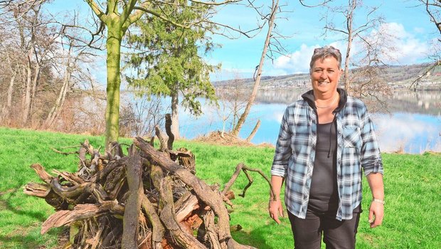 Myriam Lang am Balde Myriam Lang am Baldeggersee. Der Asthaufen ist ein Strukturelement am Rande der Nussbaumanlage.