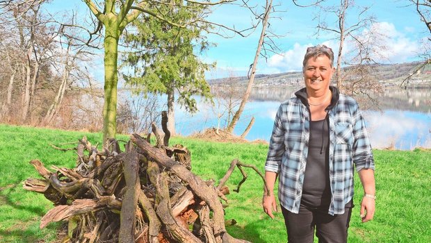 Myriam Lang am Baldeggersee. Der Asthaufen ist ein Strukturelement am Rande der Nussbaumanlage.