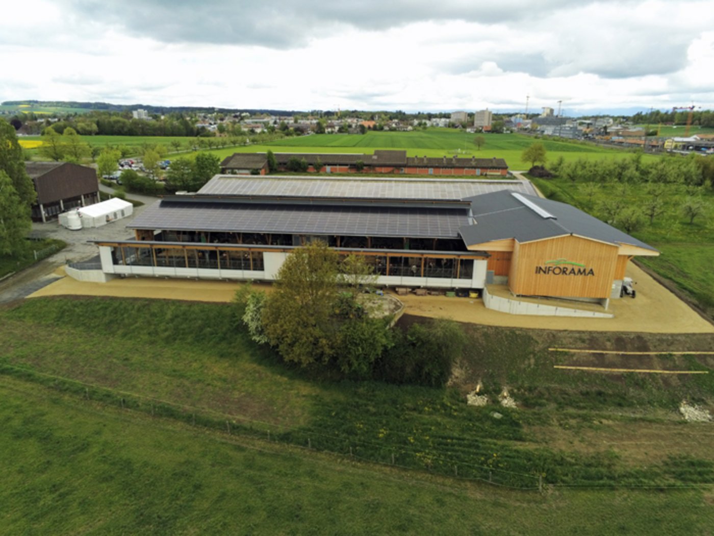 Der neue Rüttistall aus der Luft. (Bild mr)