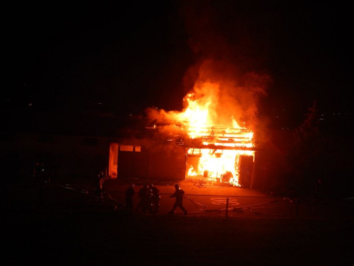 Beim Brand in Riedt bei Erlen wurde ein Mann leicht verletzt. (Bild: Kapo TG)