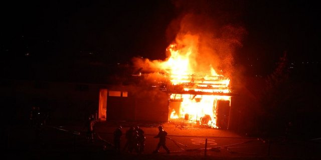 Beim Brand in Riedt bei Erlen wurde ein Mann leicht verletzt. (Bild: Kapo TG)