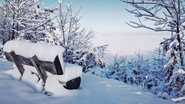 Wer hier Platz nimmt Wer hier Platz nimmt, sitzt durch den Schnee nicht nur weich (aber kalt) gepolstert, sondern geniesst auch eine herrliche Aussicht auf das Nebelmeer über dem Mittelland.