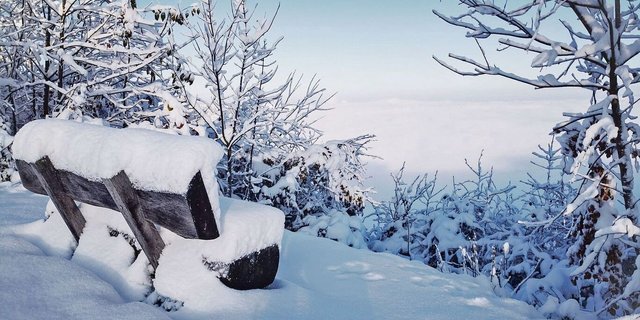 Wer hier Platz nimmt, sitzt durch den Schnee nicht nur weich (aber kalt) gepolstert, sondern geniesst auch eine herrliche Aussicht auf das Nebelmeer über dem Mittelland.