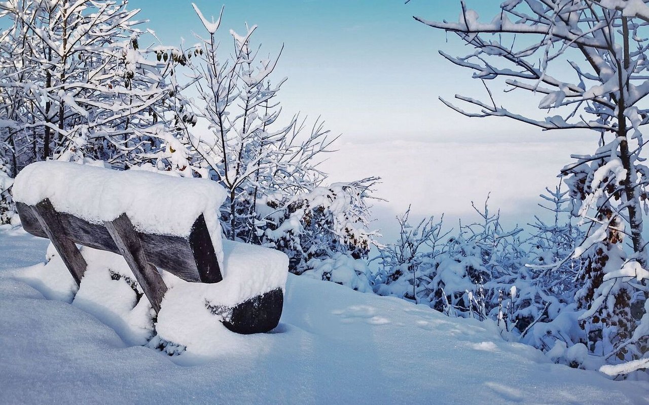Wer hier Platz nimmt, sitzt durch den Schnee nicht nur weich (aber kalt) gepolstert, sondern geniesst auch eine herrliche Aussicht auf das Nebelmeer über dem Mittelland.