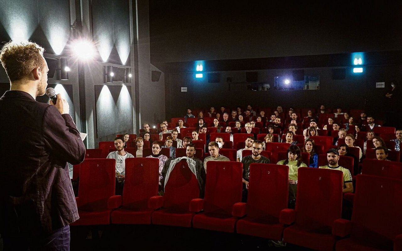 Regisseur Christof Hofer begrüsst an der internen Premiere von «Frey» die Schauspieler(innen), die Crew, Freunde, Bekannte und weitere Unterstützer(innen) des Projekts.