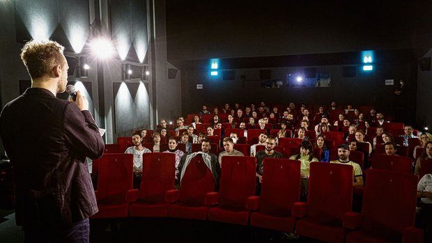 Regisseur Christof H Regisseur Christof Hofer begrüsst an der internen Premiere von «Frey» die Schauspieler(innen), die Crew, Freunde, Bekannte und weitere Unterstützer(innen) des Projekts.