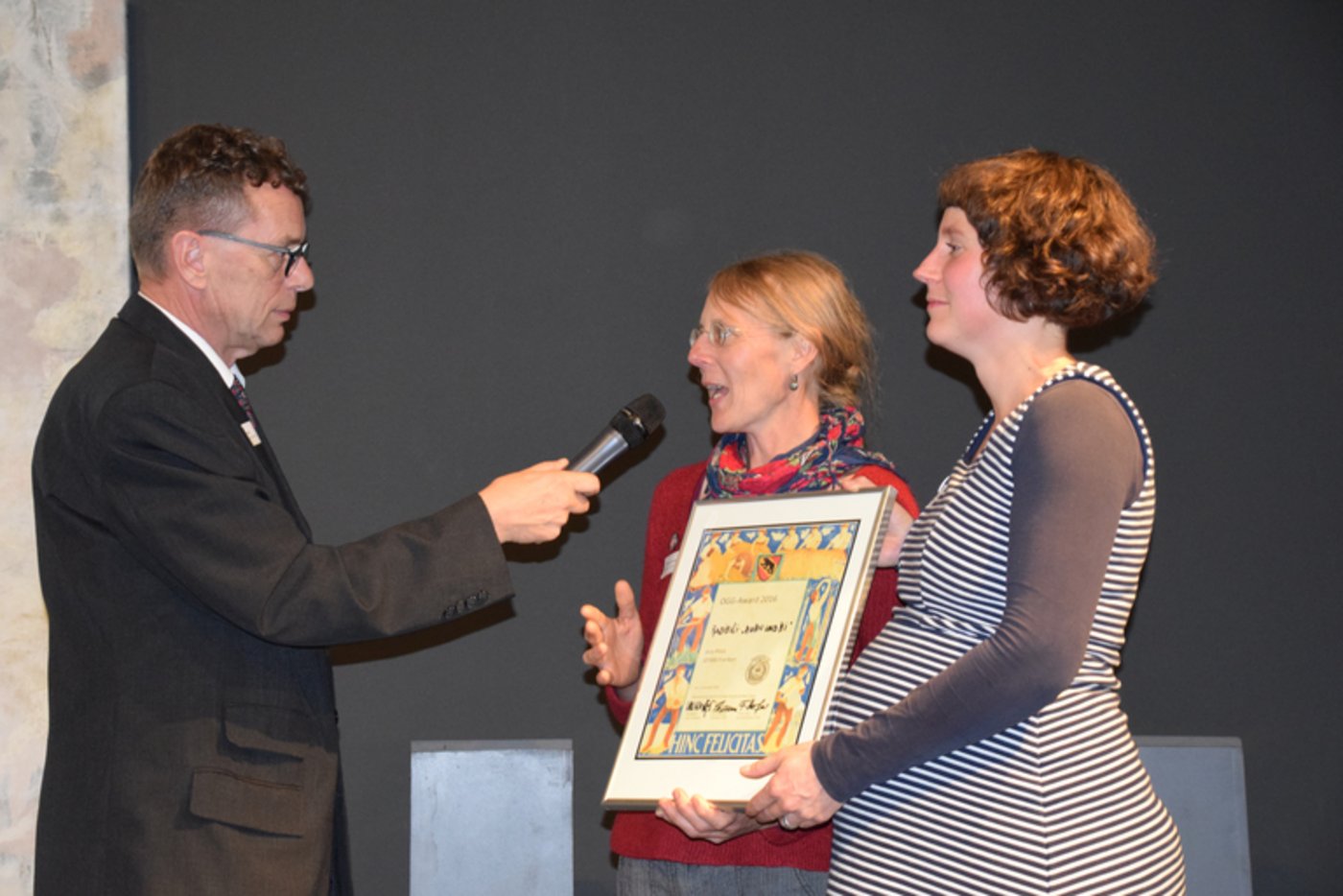 Siegerinnen des Jurypreises Radieslihof in Worb, vertreten durch Marion Salzmann und Ursina Töndury, interviewt von Jury-Präsident Urs Nufer. (Bild Daniel Salzmann)