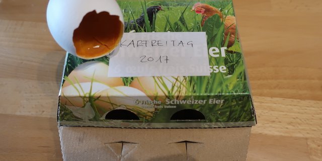 Fein säuberlich, mit der Jahrzahl beschriftet, werden die Karfreitageier im Karton aufbewahrt. Sie trocknen übers Jahr langsam aus. (Bilder et)