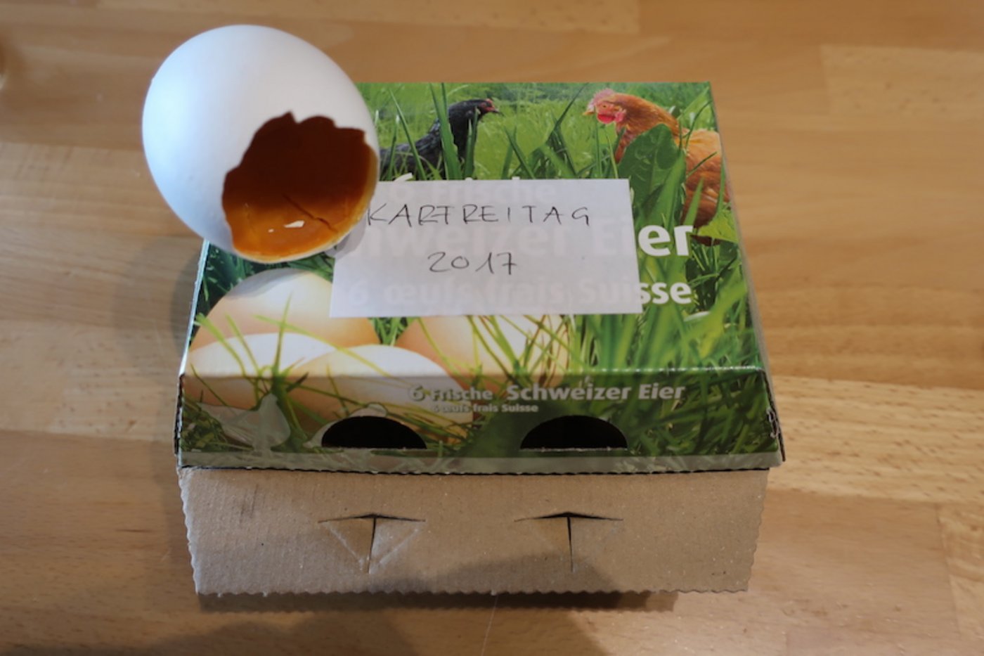 Fein säuberlich, mit der Jahrzahl beschriftet, werden die Karfreitageier im Karton aufbewahrt. Sie trocknen übers Jahr langsam aus. (Bilder et)