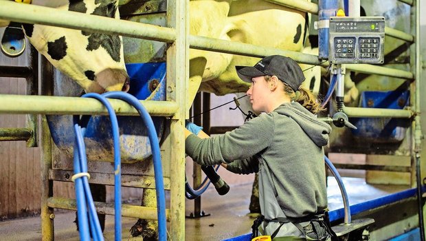 Immer mehr Frauen wo Immer mehr Frauen wollen Landwirtin werden. Der Anteil an den Lernenden liegt je nach Kanton teils schon bei 20 Prozent. Das Bild zeigt Jasmin Kretz aus Schongau, die dieses Jahr Lehrling des Jahres wurde.