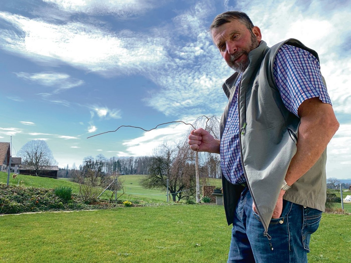 Xaver Schmidlin zeigt in seinem Garten beispielhaft die Suche nach Wasser mit einer Rute. Dank telepathischer Fähigkeiten erkennt er Wasservorkommen auch aus der Ferne. (Bilder Josef Scherer)