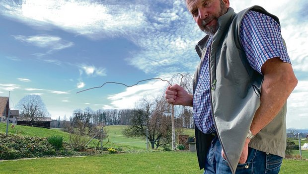 Xaver Schmidlin zeigt in seinem Garten beispielhaft die Suche nach Wasser mit einer Rute. Dank telepathischer Fähigkeiten erkennt er Wasservorkommen auch aus der Ferne. (Bilder Josef Scherer)