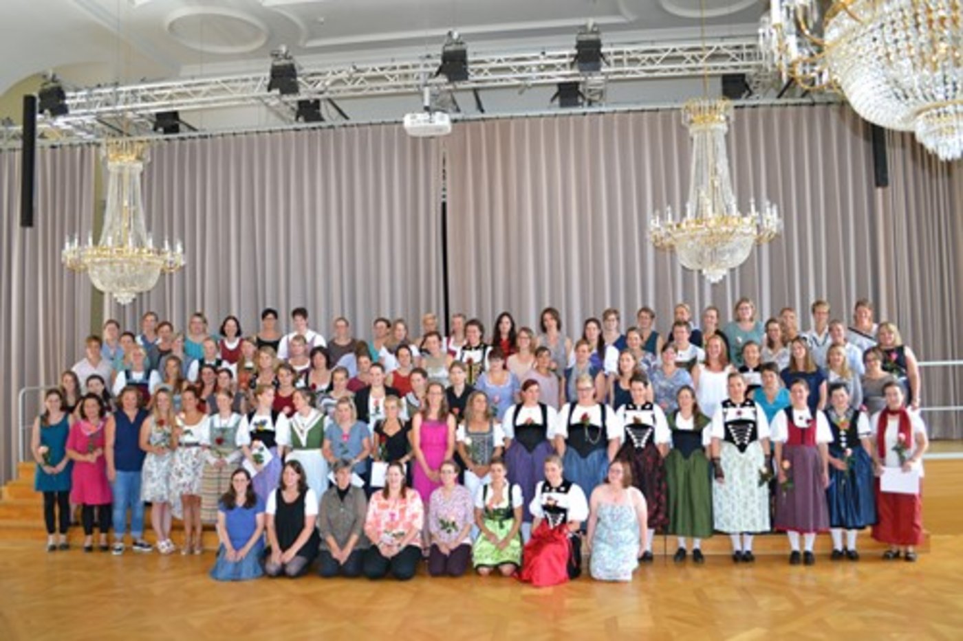 Platz 4: 116 Bäuerinnen feierten am 30. Juni 2017 den erfolgreichen Abschluss ihrer Ausbildung zur Bäuerin mit Fachausweis. (Bild et)