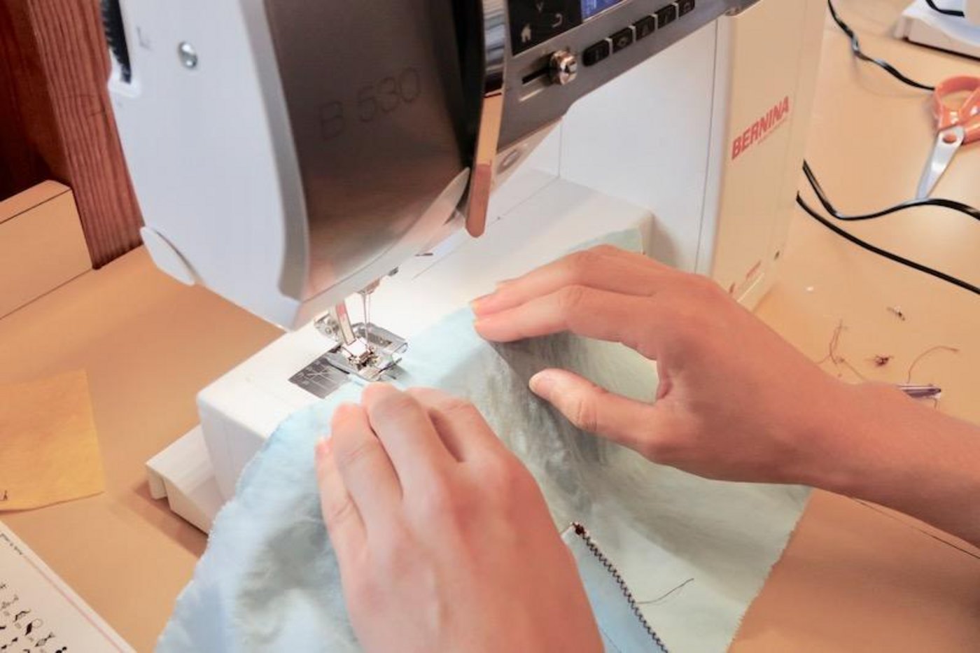 Damit man lange Freude an seiner Nähmaschine hat, muss man sie regelmässig benutzen und ölen, rät Judith Locher, Lehrerin für textiles Gestalten am BBZ Arenenberg. (Bild Esther Thalmann)