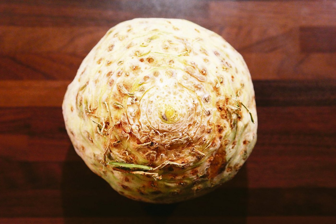 Nicht-normgemässes Gemüse lässt sich verkaufen, wenn die Gründe z. B. für die Übergrösse von Knollensellerie erklärt werden. Dazu muss man die Marktanonymität aufbrechen. (Bild Hans/Pixabay)